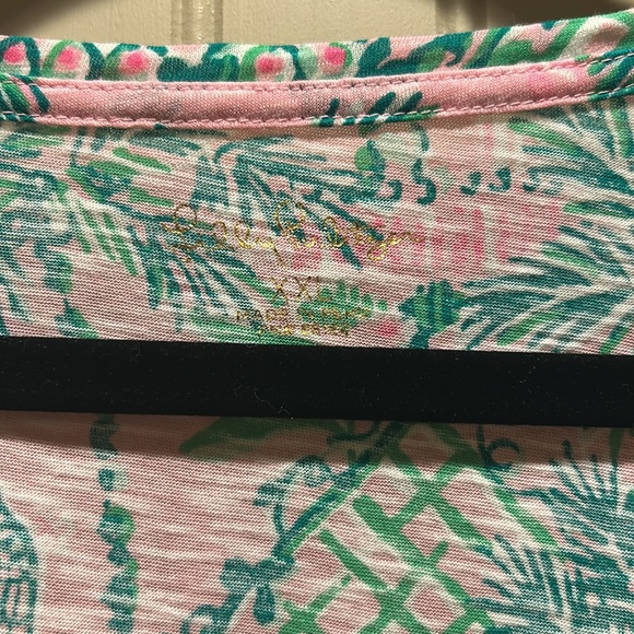 LILLY PULITZER v-neck tee in XXL Worn once. Pinks and greens. 100% cotton. - Picture 2 of 5